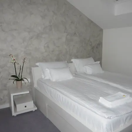 Marija M L Villa Belgrád